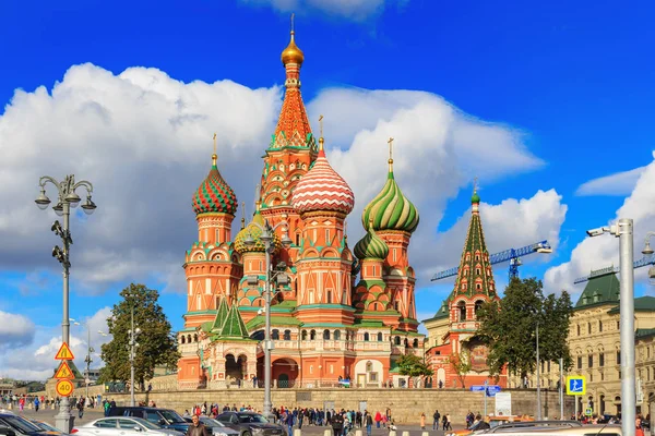 Moscú Rusia Septiembre 2018 Turistas Caminando Bajo Las Murallas Catedral — Foto de Stock