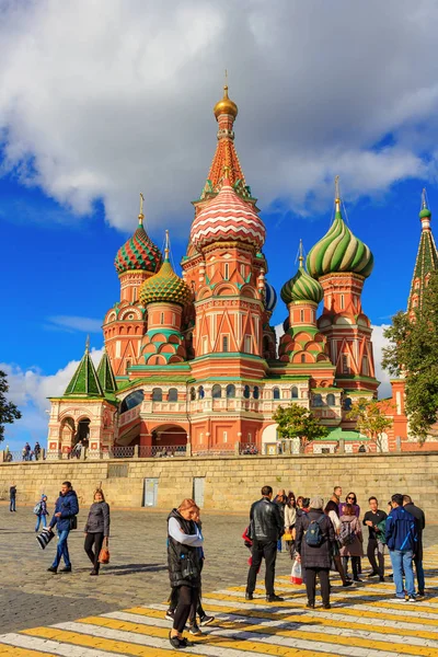 Moscú Rusia Septiembre 2018 Grupo Turistas Fondo Catedral Basilio Moscú — Foto de Stock