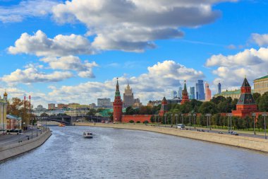 Moskova, Rusya - 30 Eylül 2018: Moskva Panorama nehire karşı beyaz bulutlar ile mavi gökyüzü güneşli gün Moskova Kremlin yakınındaki