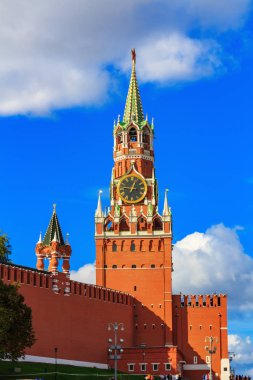 Moskova, Rusya - 30 Eylül 2018: İşçinin Kulesi ve Kremlin mavi gökyüzü güneşli günde beyaz bulutlar ile duvara