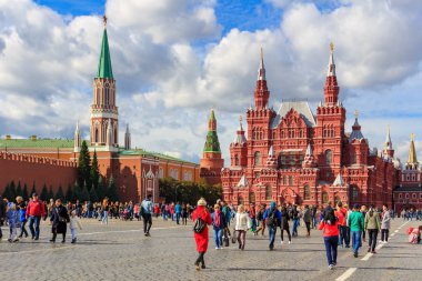 Moskova, Rusya - 30 Eylül 2018: Kızıl Meydan Moskova'da turist yürüyüşe güneşli gün