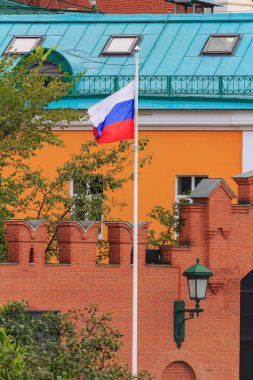 Moskova, Rusya - 30 Eylül 2018: Bayrak Kremlin Duvarı karşı bayrak direği üzerinde Rusya Federasyonu