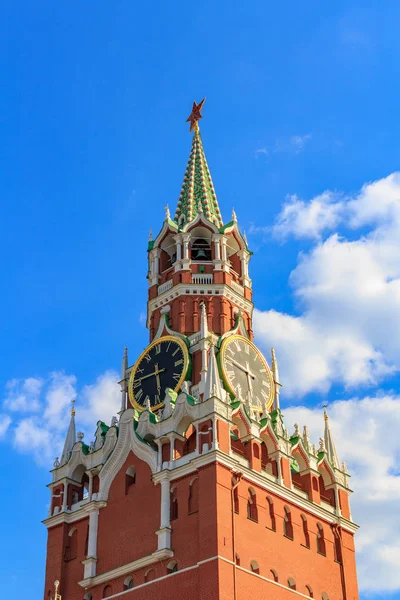 俄罗斯莫斯科 2018年6月28日 莫斯科克里姆林宫的斯帕斯卡亚塔 在阳光明媚的日子里 在蓝天上 带着白云 带着红宝石红星和钟 — 图库照片