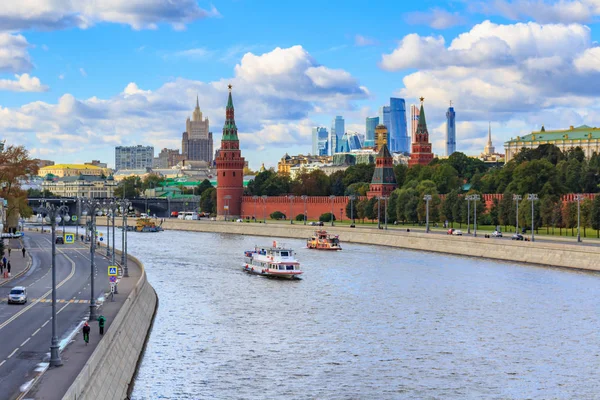 Moskova, Rusya - 30 Eylül 2018: Yüzen bir arka planda Moskova Nehri bentleri ve Moskova Kremlin güneşli gün turistik gemilerde