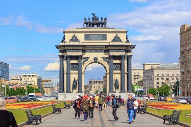 Moskova, Rusya - 09 Haziran 2018: Turist yürüyüş Moskova'da zafer takı karşı güneşli yaz gün