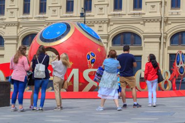 Moskova, Rusya - 21 Haziran 2018: Güneşli yaz gün fotoğraf FIFA Dünya Kupası Rusya 2018 Zaryadye Park'ta tarihi merkezi Moskova sembollerin karşı bir turist alır
