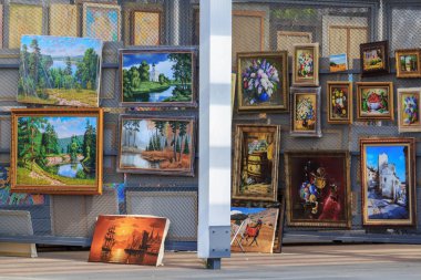 Moskova, Rusya - 30 Temmuz 2018: Sergisi New Tretyakov Gallery Moskova Krymsky Val sokakta yakınındaki çağdaş sanatçıların resimlerinin
