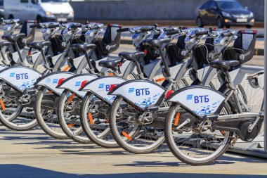 Moskova, Rusya - 01 Ağustos 2018: Kiralık Bisiklet Street Moskova Park güneşli yaz gün