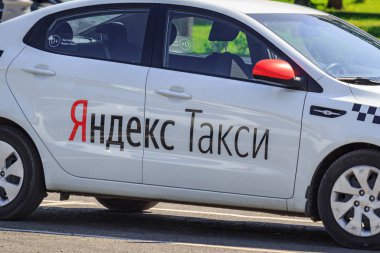 Moskova, Rusya - 01 Ağustos 2018: Modern araba Moskova Sokağı closeup güneşli yaz gün park yerinde Yandex taksi şirketinin