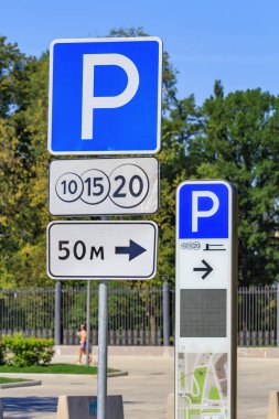 Moskova, Rusya - 01 Ağustos 2018: Yol iz Moskova closeup Caddesi üzerinde ücretli Park güneşli yaz gün