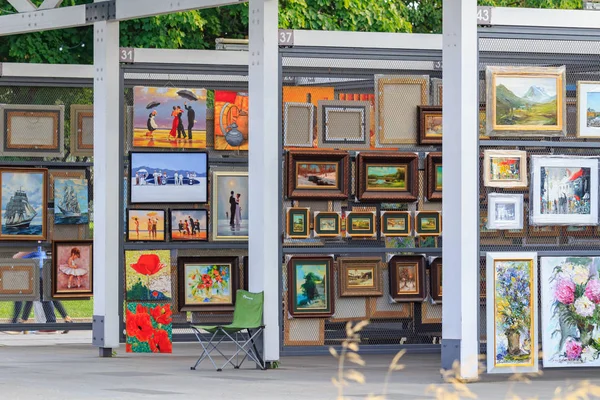 Moscow, Russia - July 30, 2018: Paintings by contemporary artists in the gallery near New Tretyakov Gallery in Moscow — Stock Photo, Image