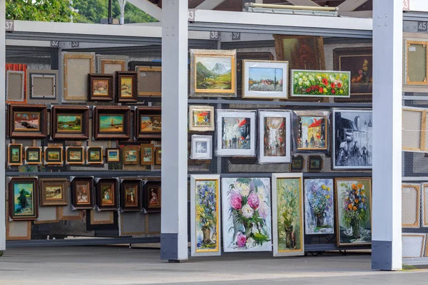 Moscú, Rusia - 30 de julio de 2018: Pinturas de artistas contemporáneos en la galería de la calle Krymsky Val de Moscú — Foto de Stock