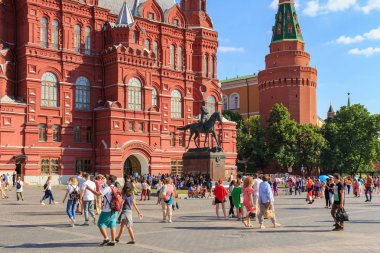 Moskova, Rusya - 28 Haziran 2018: Marshal Zhukov'a Moskova Devlet Tarih Müzesi güneşli yaz akşam karşı Manezhnaya meydanında anıt