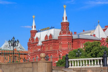 Moskova, Rusya - 28 Haziran 2018: Bina, devlet Tarihi Müzesi bir mavi gökyüzü ve yeşil ağaçlar arka planda güneşli yaz akşam Moskova'da. Manezhnaya Meydanı'na görünümü