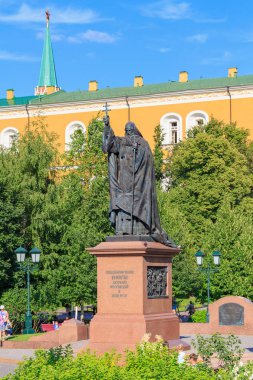 Moskova, Rusya - 28 Haziran 2018: Patrik Hermogenes'in Aleksandrovskiy Bahçe karşı Moskova Kremlin binalar güneşli yaz akşam Moskova'da anıt