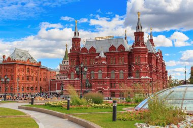 Moskova, Rusya - 30 Eylül 2018: Devlet Tarih Müzesi beyaz bulutlar ve güneşli bir sonbahar gün içinde Manezhnaya meydanında Yeşil çimenler ile mavi gökyüzü karşı Moskova'da