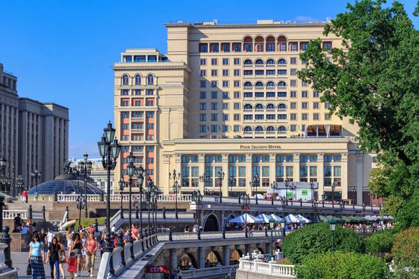 Moskva, Russland - 28. juni 2018: 5-stjerners Four Seasons Hotel Moskva på bakgrunn av Manezjnaja-plassen på en solrik sommerkveld – stockfoto