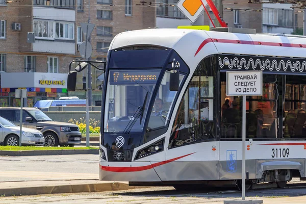 Moskwa, Rosja - 01 sierpień 2018: Nowoczesny tramwaj porusza się wzdłuż ulicy Moskwy w słoneczny letni dzień — Zdjęcie stockowe