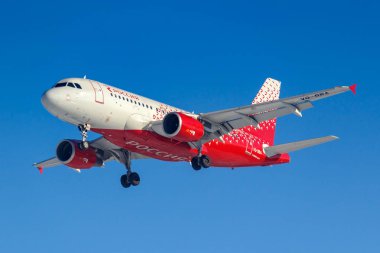 Moskova, Rusya-14 Mart 2019: Aircraft Airbus A319-100 VQ-BBA Rossiya-Rus Havayolları güneşli sabah mavi gökyüzü arka planda Moskova 'da Vnukovo Havaalanı iniş için gidiyor