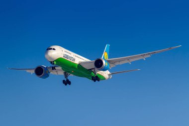 Moskova, Rusya-14 Mart, 2019: Aircraft Boeing 787-8 Dreamliner Uk78701 Özbekistan Airways güneşli sabah mavi gökyüzü arka planda Moskova 'da Vnukovo Havaalanı iniş için gidiyor