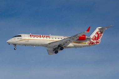 Moskova, Rusya-14 Mart 2019: RusLine Airine uçak Bombardier CRJ-200 VQ-BFF güneşli sabah mavi gökyüzü arka planda Moskova 'da Vnukovo havaalanında iniş için gidiyor