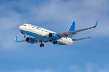Moskova, Rusya-14 Mart 2019: uçak Boeing 737-800 VQ-BTG Pobeda Airine, güneşli sabah mavi gökyüzü arka planda Moskova 'da Vnukovo havaalanında iniş için gidiyor