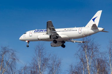 Moskova, Rusya-14 Mart, 2019: Aircraft Sukhoi Superjet 100 ra-89077 ıraero Moskova 'da Vnukovo Havaalanı 'nda güneşli sabah mavi bir gökyüzü arka planda iniş gidiyor