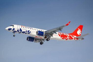 Moskova, Rusya-14 Mart 2019: uçak Embraer ERJ-190 VP-bhh Buta Airways Sunny Morning mavi gökyüzü arka planda Moskova 'da Vnukovo Havaalanı iniş için gidiyor