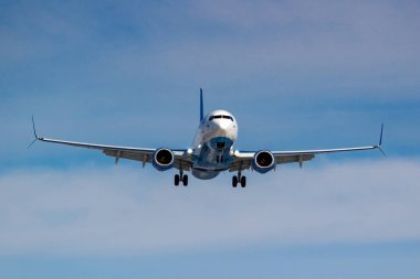 Moskova, Rusya-14 Mart 2019: uçak Boeing 737-800 Pobeda Airine VP-BQH Sunny gün mavi gökyüzü arka planda Moskova 'da Vnukovo Havaalanı iniş için gidiyor