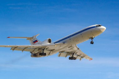 Moskova, Rusya-14 Mart, 2019: uçak Tupolev Tu-154m ra-85084 Rusya Federasyonu Hava Kuvvetleri Sunny gün mavi gökyüzü arka planda Moskova 'da Vnukovo Havaalanı iniş için gidiyor