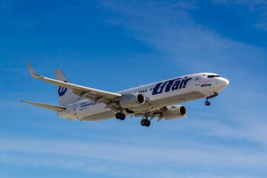Moskova, Rusya-14 Mart, 2019: uçak Boeing 737-800 VQ-BJF UTair Aviation Sunny gün mavi gökyüzü arka planda Moskova 'da Vnukovo Havaalanı iniş için gidiyor