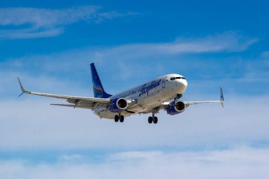 Moskova, Rusya-14 Mart, 2019: uçak Boeing 737-800 VQ-biz Yakutia havayolları 'nın Moskova 'da Vnukovo Havaalanı 'nda güneşli bir gün mavi gökyüzü arka planda iniş için gidiyor