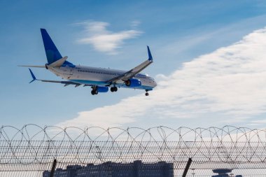 Moskova, Rusya-14 Mart 2019: uçak Boeing 737-8AL (WL) Pobeda Airine VP-BPX güneşli bir gün mavi gökyüzü arka planda Moskova 'da Vnukovo havaalanında iniş için gidiyor