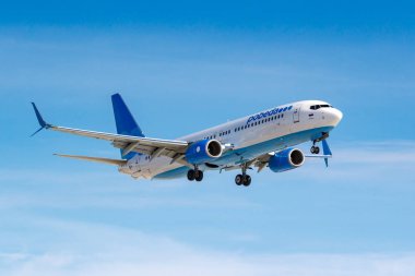 Moskova, Rusya-14 Mart 2019: uçak Boeing 737-8AL (WL) Pobeda Airine VP-BPX güneşli bir gün mavi gökyüzü arka planda Moskova 'da Vnukovo havaalanında iniş için gidiyor