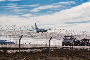 Moskova, Rusya-14 Mart 2019: uçak Boeing 737-524 (WL) UTair Havacılık VP-BFS güneşli bir gün mavi gökyüzü arka planda Moskova 'da Vnukovo Havaalanı iniş için gidiyor