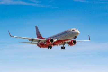 Moskova, Rusya-14 Mart 2019: uçak Boeing 737-8lj (WL) Rossiya VP-Boa-Rus Havayolları güneşli bir gün mavi gökyüzü arka planda Moskova 'da Vnukovo Havaalanı iniş için gidiyor