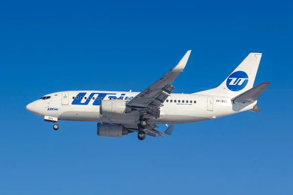 Moscú, Rusia - 14 de marzo de 2019: Avión Boeing 737-500 VP-BVZ de UTair Aviation aterrizando en el aeropuerto de Vnukovo en Moscú sobre un fondo de cielo azul en la mañana soleada — Foto de Stock