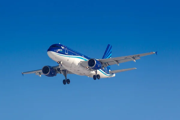 Москва, Россия - 14 марта 2019 года: Самолет Airbus A319-100 4K-AZ05 авиакомпании AZAL Azerbaijan Airlines собирается приземлиться в аэропорту Внуково в Москве на голубом фоне неба в солнечное утро — стоковое фото