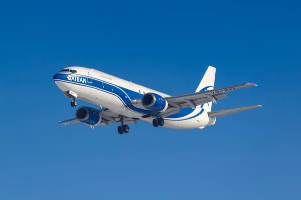 Moscú, Rusia - 14 de marzo de 2019: Avión Boeing 737-400F VQ-BVF de ATRAN - Aviatrans Cargo Airlines va a aterrizar en el aeropuerto de Vnukovo en Moscú sobre un fondo de cielo azul en la mañana soleada — Foto de Stock