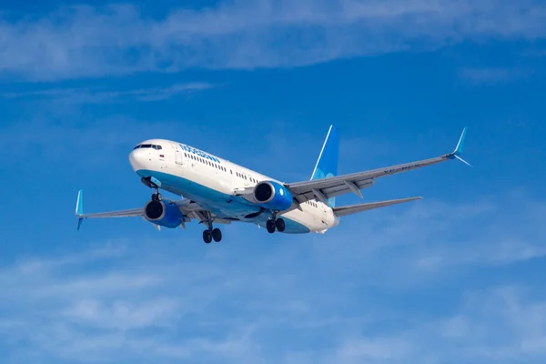 Moscú, Rusia - 14 de marzo de 2019: Avión Boeing 737-800 VP-BPS de Pobeda Airine que aterriza en el aeropuerto de Vnukovo en Moscú sobre un fondo de cielo azul en la mañana soleada — Foto de Stock