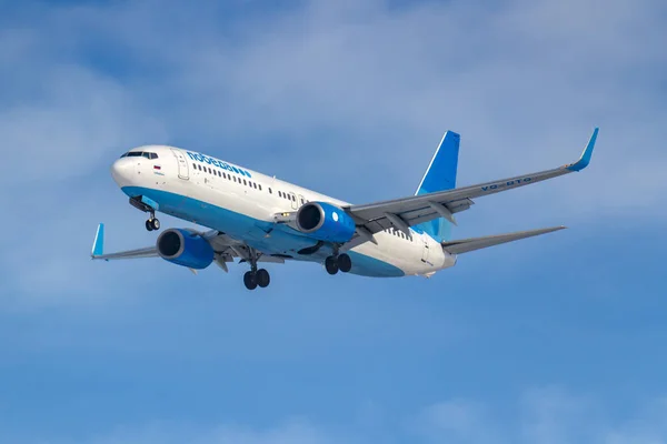 Moscú, Rusia - 14 de marzo de 2019: Avión Boeing 737-800 VQ-BTG de Pobeda Airine que aterriza en el aeropuerto de Vnukovo en Moscú sobre un fondo de cielo azul en la mañana soleada — Foto de Stock