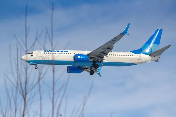 Moscú, Rusia - 14 de marzo de 2019: Avión Boeing 737-800 VP-BPS de Pobeda Airine que aterriza en el aeropuerto de Vnukovo en Moscú sobre un fondo de cielo azul en la mañana soleada — Foto de Stock