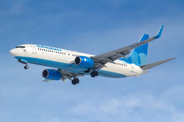 Moscú, Rusia - 14 de marzo de 2019: Avión Boeing 737-800 VQ-BTG de Pobeda Airine que aterriza en el aeropuerto de Vnukovo en Moscú sobre un fondo de cielo azul en la mañana soleada — Foto de Stock