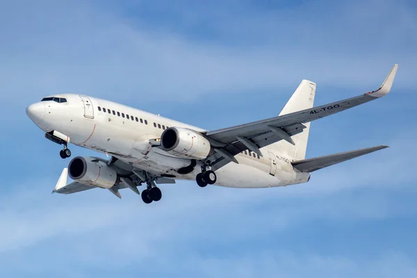 Moskwa, Rosja-14 marca 2019: samoloty Boeing 737-700 4l-TGO z Airzena Georgian Airways zamierza lądowania na lotnisku Wnukowo w Moskwie na niebieskim tle nieba w słoneczny poranek — Zdjęcie stockowe