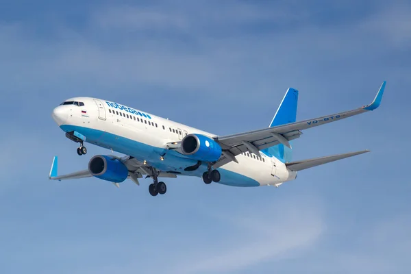 Moscú, Rusia - 14 de marzo de 2019: Avión Boeing 737-800 VQ-BTS de Pobeda Airine que aterriza en el aeropuerto de Vnukovo en Moscú sobre un fondo de cielo azul en la mañana soleada — Foto de Stock