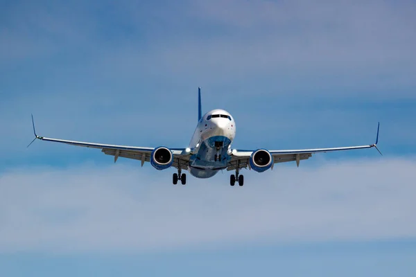 Moscú, Rusia - 14 de marzo de 2019: Avión Boeing 737-800 VP-BQH de Pobeda Airine que aterriza en el aeropuerto de Vnukovo en Moscú sobre un fondo de cielo azul en un día soleado — Foto de Stock