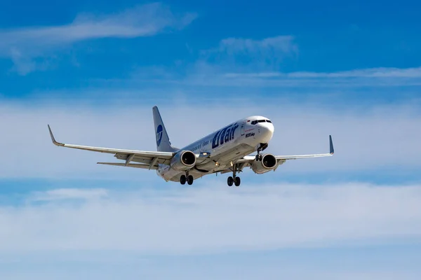 Moscú, Rusia - 14 de marzo de 2019: Avión Boeing 737-800 VQ-BJF de UTair Aviation aterrizando en el aeropuerto de Vnukovo en Moscú sobre un fondo de cielo azul en un día soleado — Foto de Stock