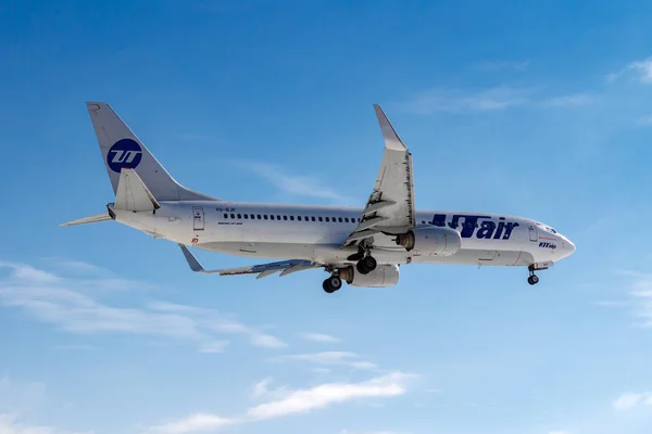 Moscú, Rusia - 14 de marzo de 2019: Avión Boeing 737-800 VQ-BJF de UTair Aviation aterrizando en el aeropuerto de Vnukovo en Moscú sobre un fondo de cielo azul en un día soleado — Foto de Stock