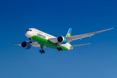 Moskova, Rusya-14 Mart, 2019: Aircraft Boeing 787-8 Dreamliner Uk78701 Özbekistan Airways güneşli sabah mavi gökyüzü arka planda Moskova 'da Vnukovo Havaalanı iniş için gidiyor