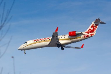 Moskova, Rusya-14 Mart 2019: RusLine Airine uçak Bombardier CRJ-200 VQ-BFF güneşli sabah mavi gökyüzü arka planda Moskova 'da Vnukovo havaalanında iniş için gidiyor